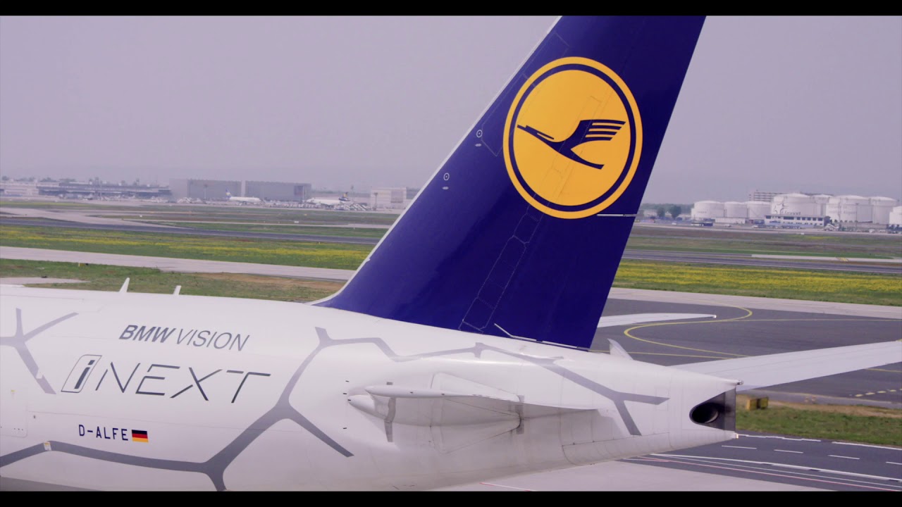 The new MINI Electric - The "Muscle Car" is towing an Boeing 777F