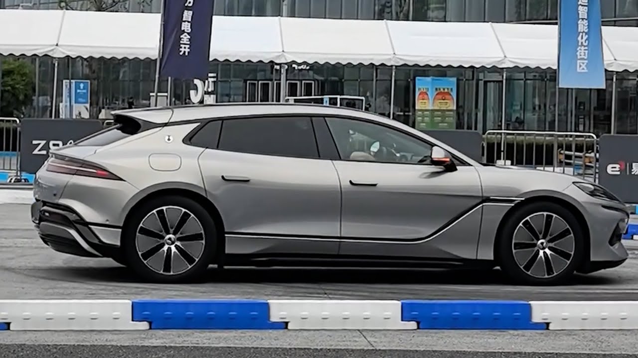 BYD Denza Z9 GT U-turn Demonstration，Yisanfang Feature Showcase