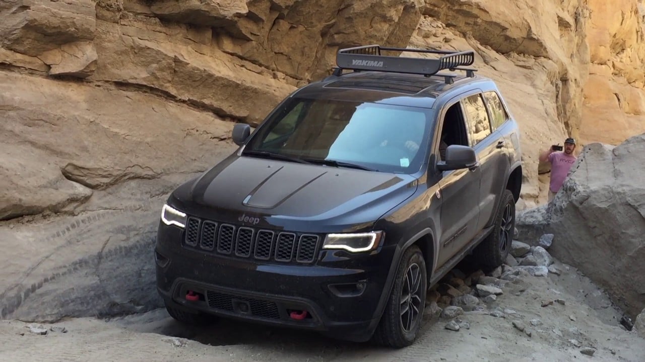 Jeep Grand Cherokee Trailhawk Off roading in Anza Borrego Sandstone Canyon