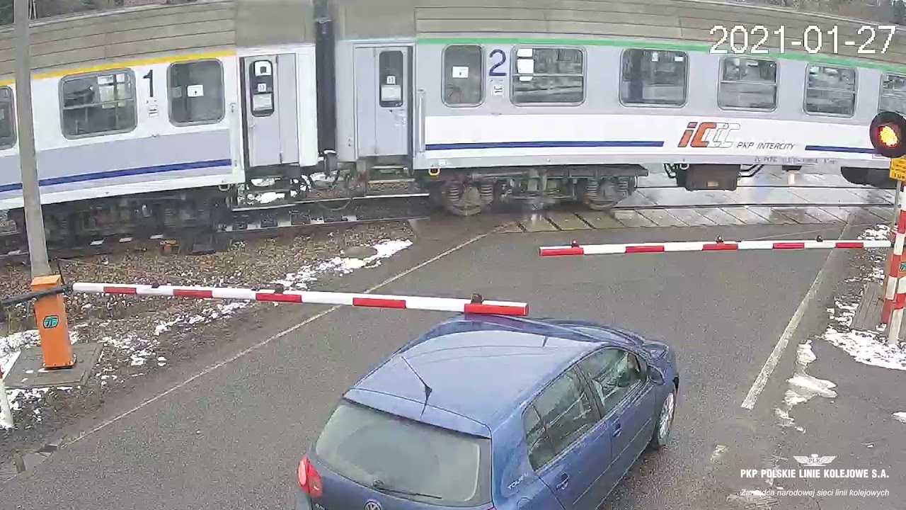 Wola Radziszowska: kierowca staranował rogatki na przejeździe