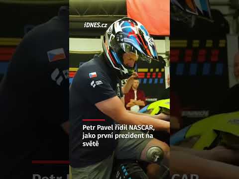 Pavel řídil NASCAR, jako první prezident na světě. Nezastrašil ho profík ani déšť