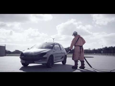 Cleaning a car with a 3000 bar power washer