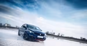 Už aj Peugeot 308 GTi cíti, že sa niečo deje. Predstavitelia automobilky sa uchýlili k ráznemu kroku.