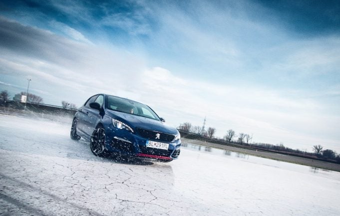 Už aj Peugeot 308 GTi cíti, že sa niečo deje. Predstavitelia automobilky sa uchýlili k ráznemu kroku.