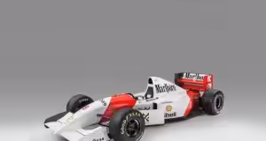 Ecclestone kúpil monopost, na ktorom jazdil Ayrton Senna.