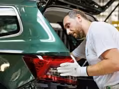Bratislavský Volkswagen zachránil stovky pracovných miest skoda_karoq_90_5b7c1fc75b00c