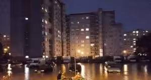 Kolaps v Bratislave, opäť kvôli silným dažďom. Ľudia presadli z áut do člnov!