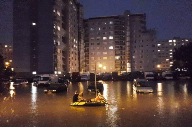 Kolaps v Bratislave, opäť kvôli silným dažďom. Ľudia presadli z áut do člnov!