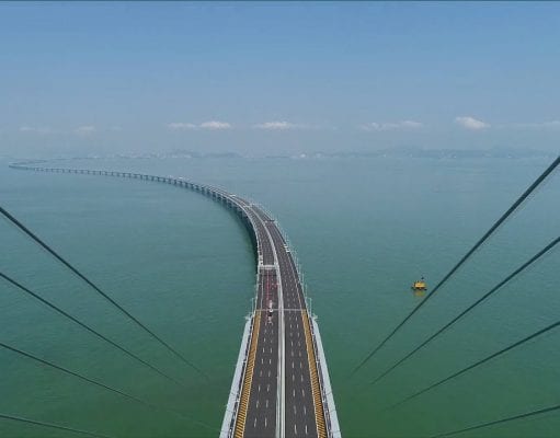 55 km dlhý most prekonáva nielen vodu, ale aj ľudské chápanie