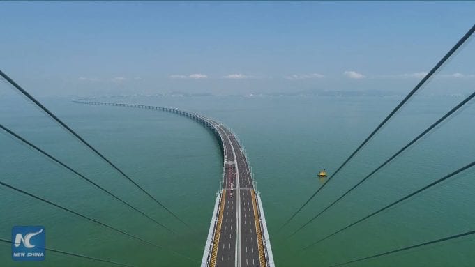 55 km dlhý most prekonáva nielen vodu, ale aj ľudské chápanie