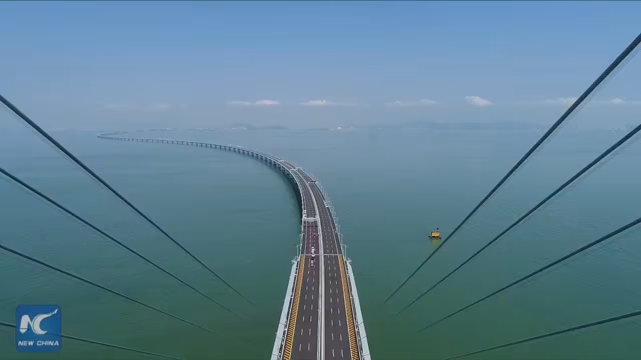 55 km dlhý most prekonáva nielen vodu, ale aj ľudské chápanie