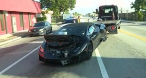 So svojim Lamborghini nabúral do pick-upu a z miesta nehody ušiel