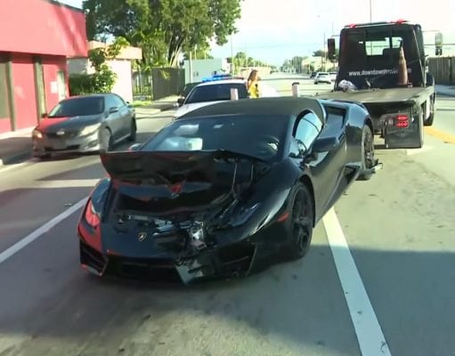 So svojim Lamborghini nabúral do pick-upu a z miesta nehody ušiel