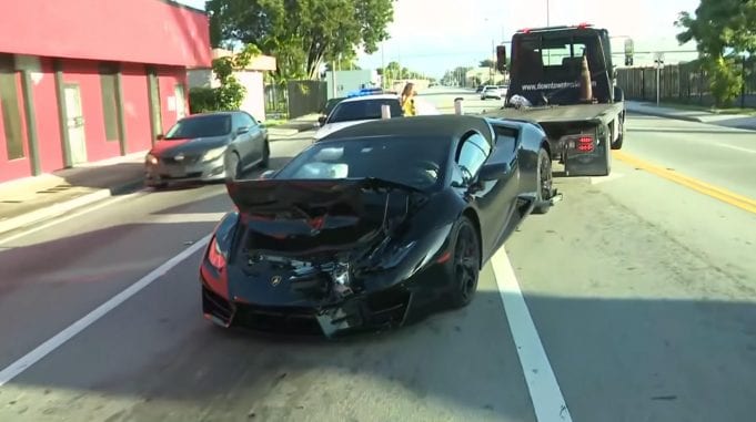 So svojim Lamborghini nabúral do pick-upu a z miesta nehody ušiel