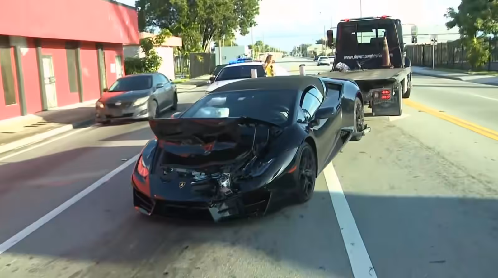 So svojim Lamborghini nabúral do pick-upu a z miesta nehody ušiel