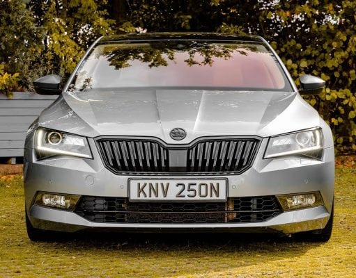 Dokonalý sleeper? Tento upravený Superb zvládne 100vku rýchlejšie ako BMW M5! Dokonalý sleeper? Tento upravený Superb má rovnaký výkon, ako predošlé BMW M5!