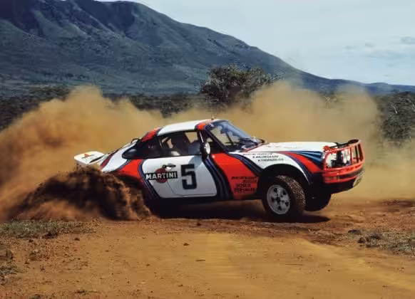 Navrhne Porsche nov&uacute; 911 ako SUV na Safari Rally?