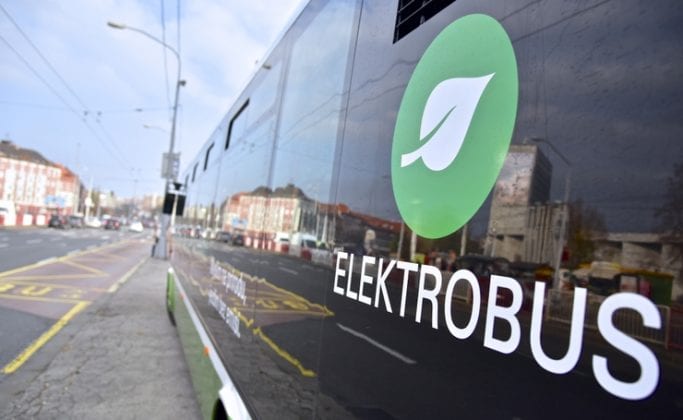 Elektrobus brázdi ulice hlavného mesta!