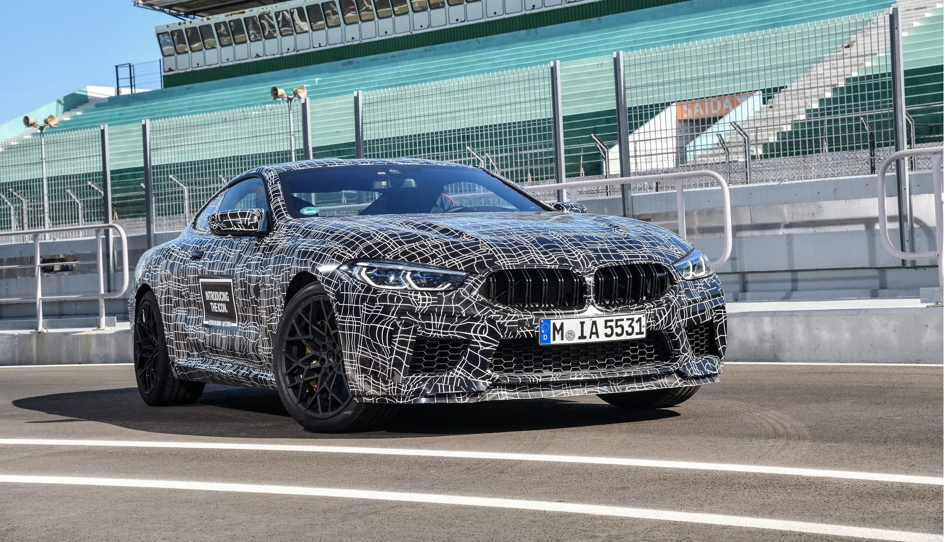 BMW M8 : Poznáme podrobnosti, no zatiaľ stále v maskovaní!