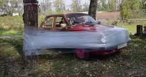 Stará Škodovka verzus kilometer fólie. Kto vyhrá zaujímavý duel?