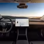 Takto Tesla oklamala policajta: Pán vodič, odložte ten počítač!