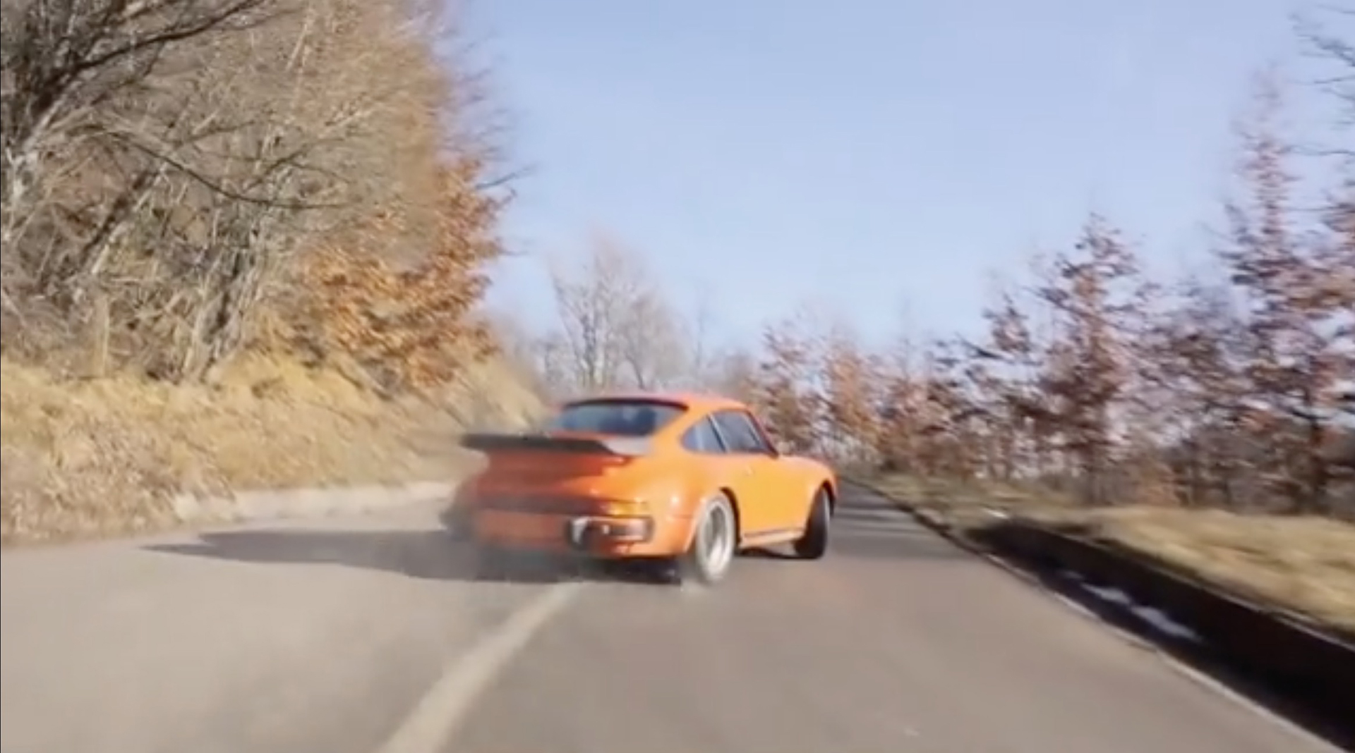 Sviatok pre petrolheada: Porsche 930 v neskutočnej akcii na kľukatých cestách!