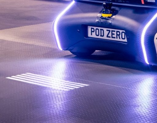 Autonómne autá budú premietať znamenia pre chodcov