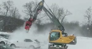 Za pár sekúnd čisté auto od snehu? Takto bojuje USA so snehovou nádielkou!
