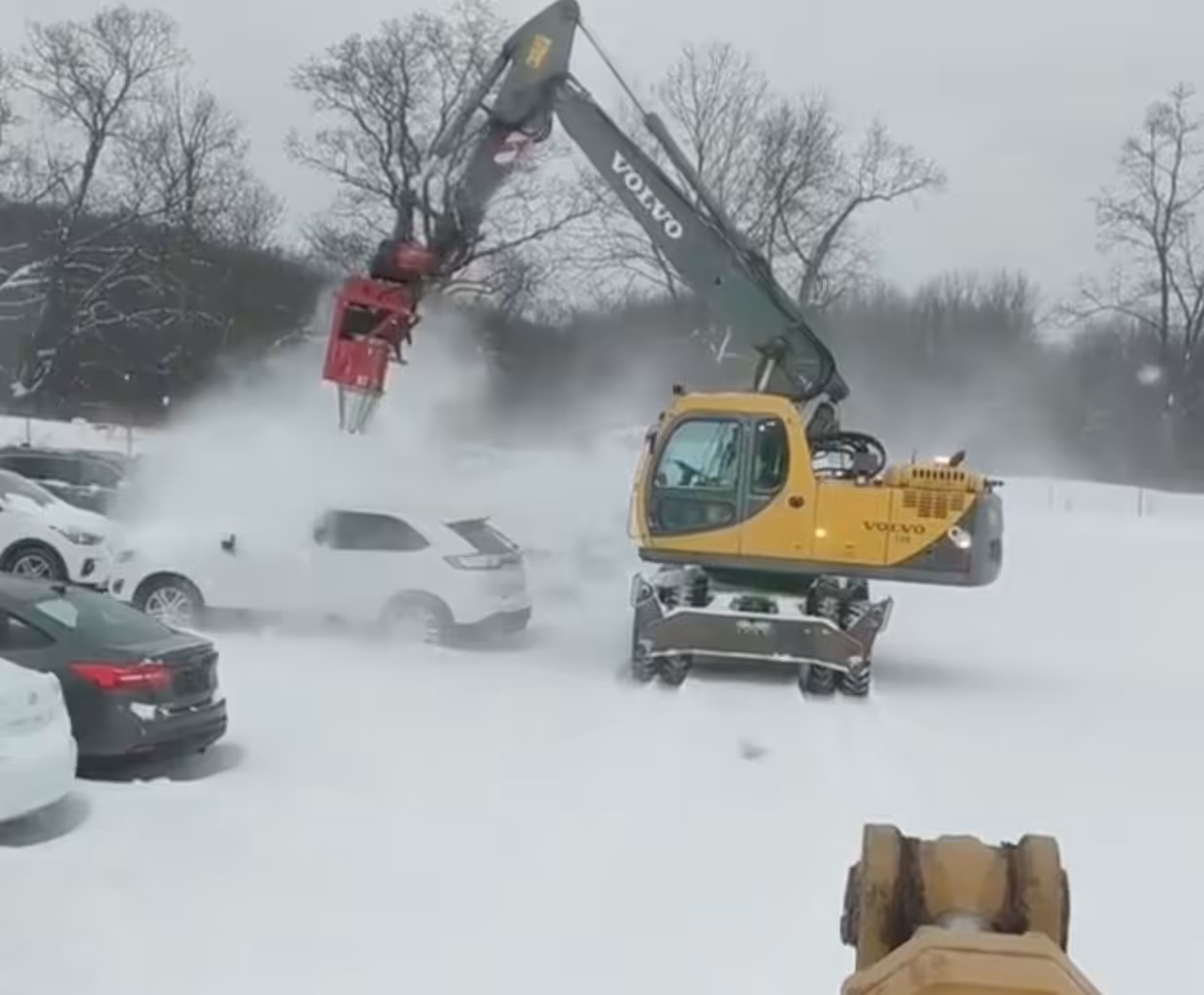 Za pár sekúnd čisté auto od snehu? Takto bojuje USA so snehovou nádielkou!