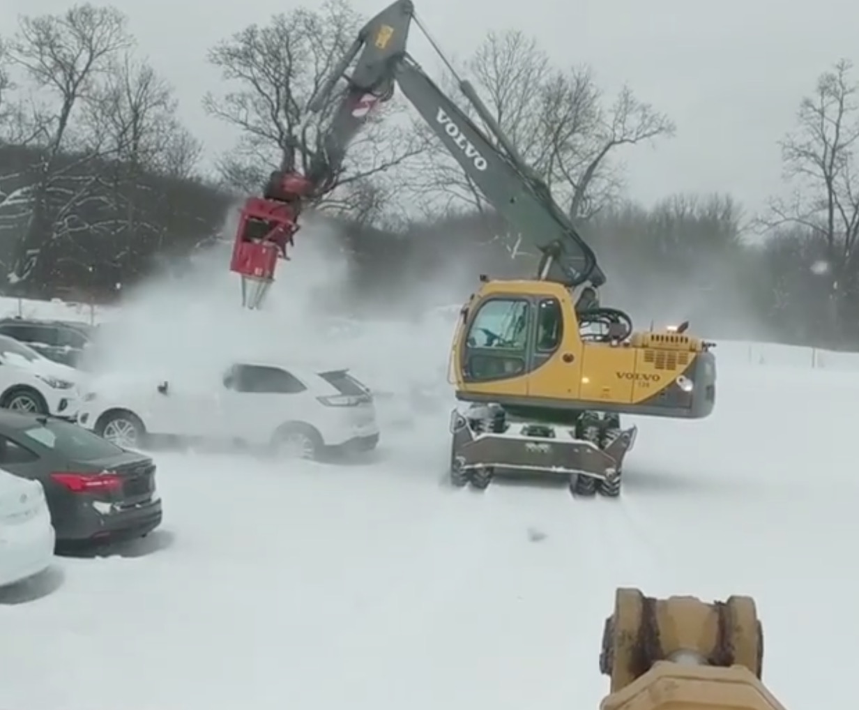 Za pár sekúnd čisté auto od snehu? Takto bojuje USA so snehovou nádielkou!