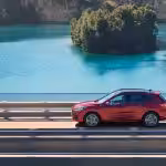 Svetlo sveta uzrel nový Ford Kuga. Čo okrem nového dizajnu prináša? Správne, elektrifikáciu! Nový Ford Kuga bol predstavený...