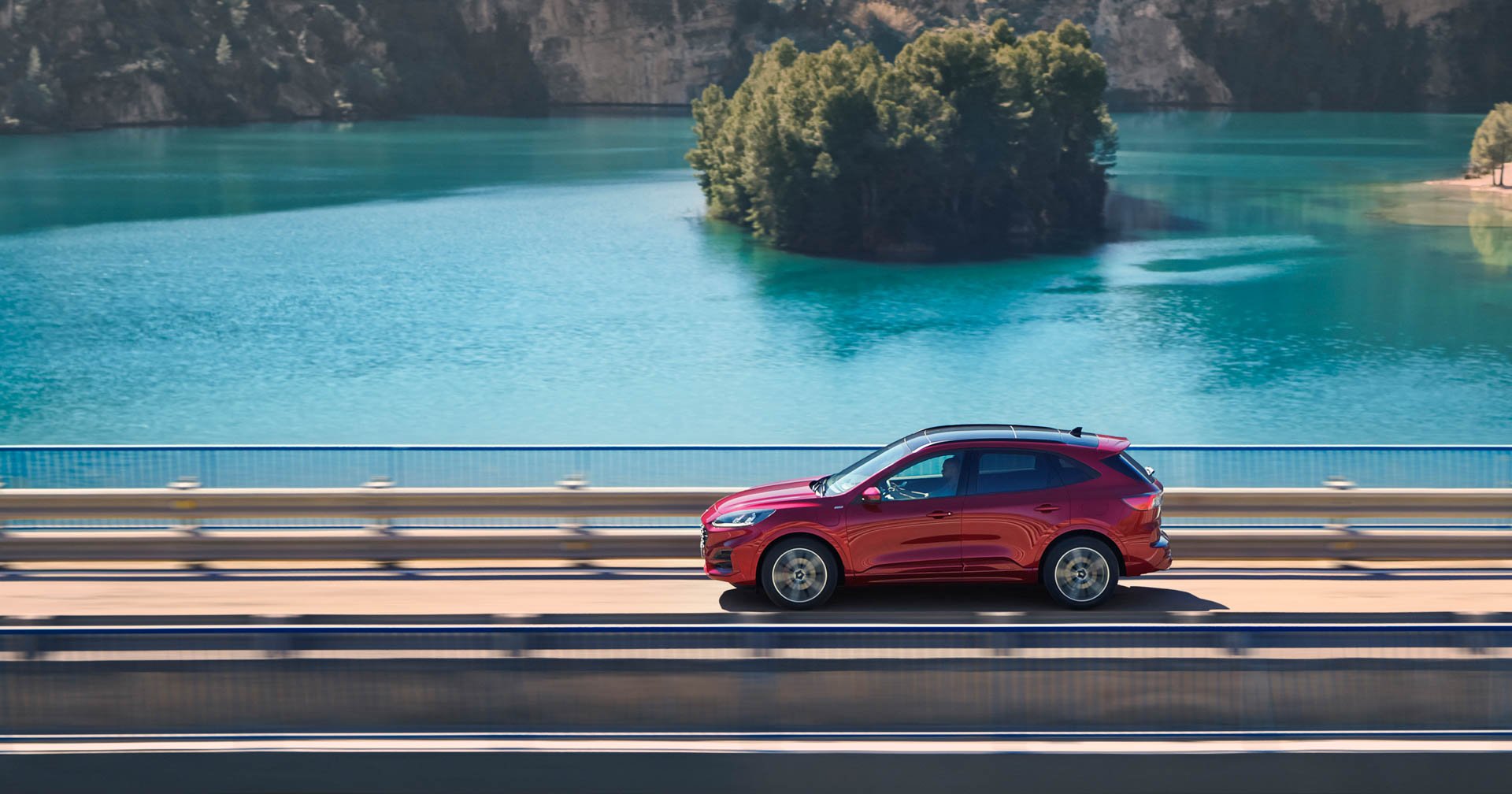 Svetlo sveta uzrel nový Ford Kuga. Čo okrem nového dizajnu prináša? Správne, elektrifikáciu! Nový Ford Kuga bol predstavený...