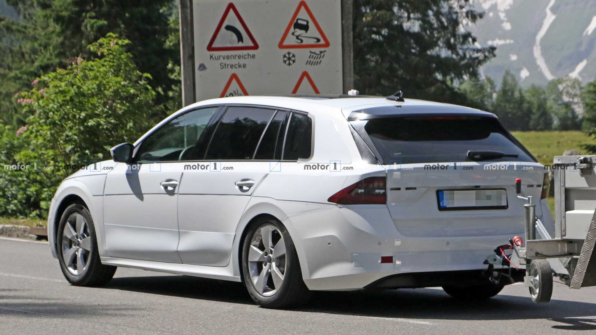 https://cdn.motor1.com/images/mgl/Q2qj0/s1/2020-skoda-octavia-spy-photo.jpg