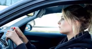 zena za volantom auto