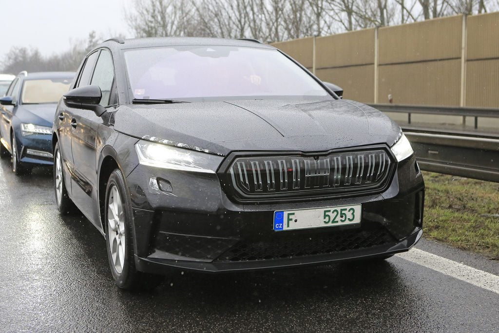 škoda enyaq spy photo