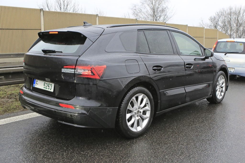 škoda enyaq spy photo