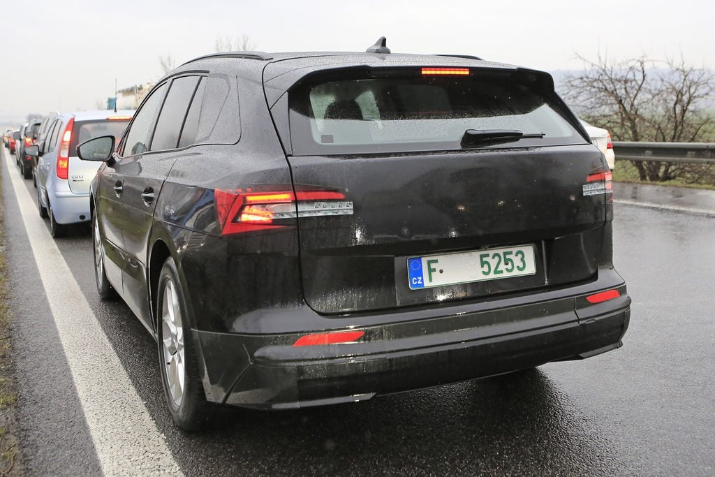 škoda enyaq spy photo