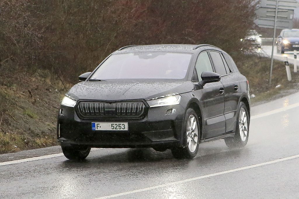 škoda enyaq spy photo