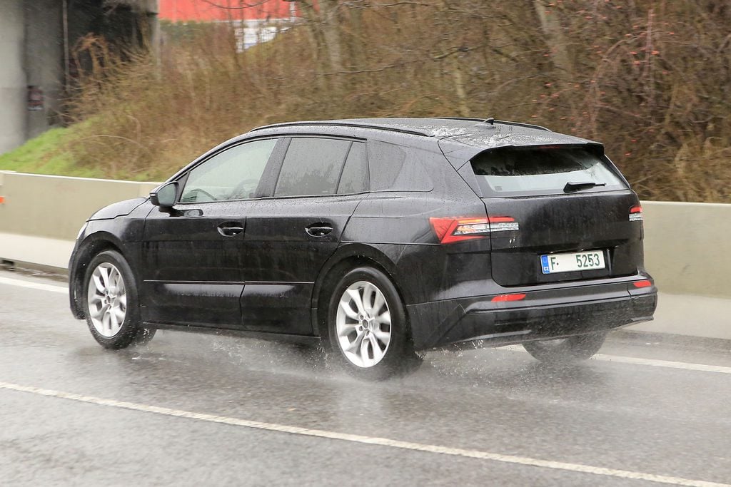 škoda enyaq spy photo