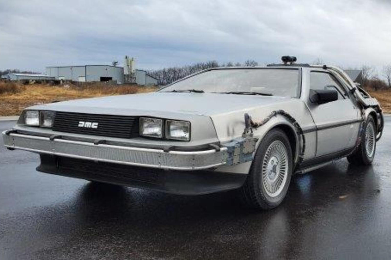 DeLorean z Návratu do budúcnosti, Cadillac z Krotiteľov duchov aj Batmobile v jednej aukcii