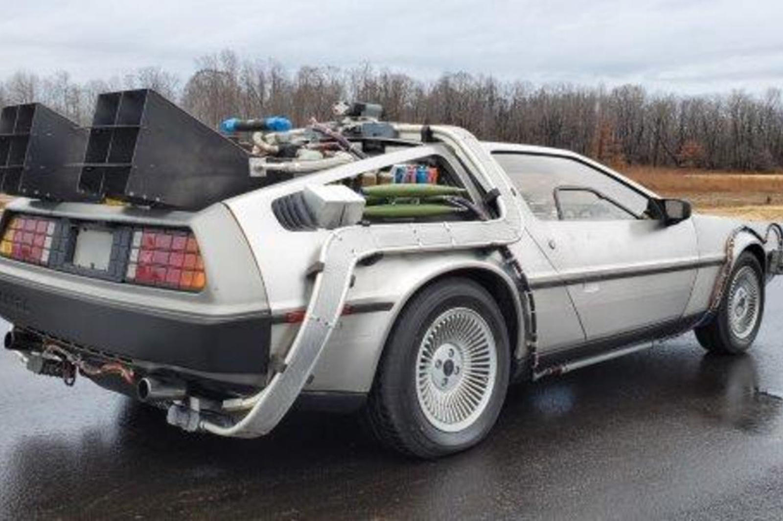 DeLorean z Návratu do budúcnosti, Cadillac z Krotiteľov duchov aj Batmobile v jednej aukcii