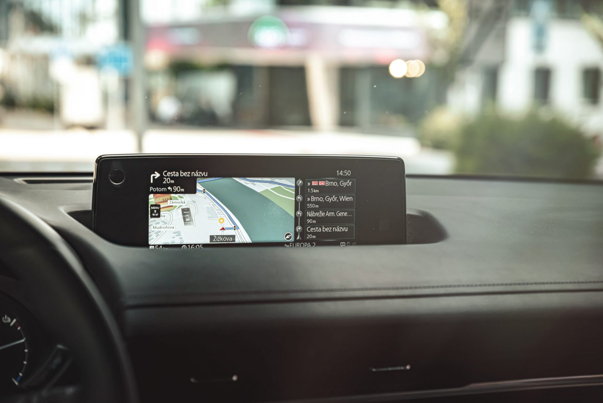 Jaguar Land Rover vyvíja obrazovku s bezkontaktnou technológiou