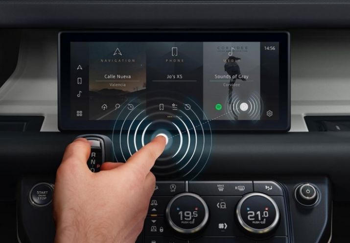 Jaguar Land Rover vyvíja obrazovku s bezkontaktnou technológiou