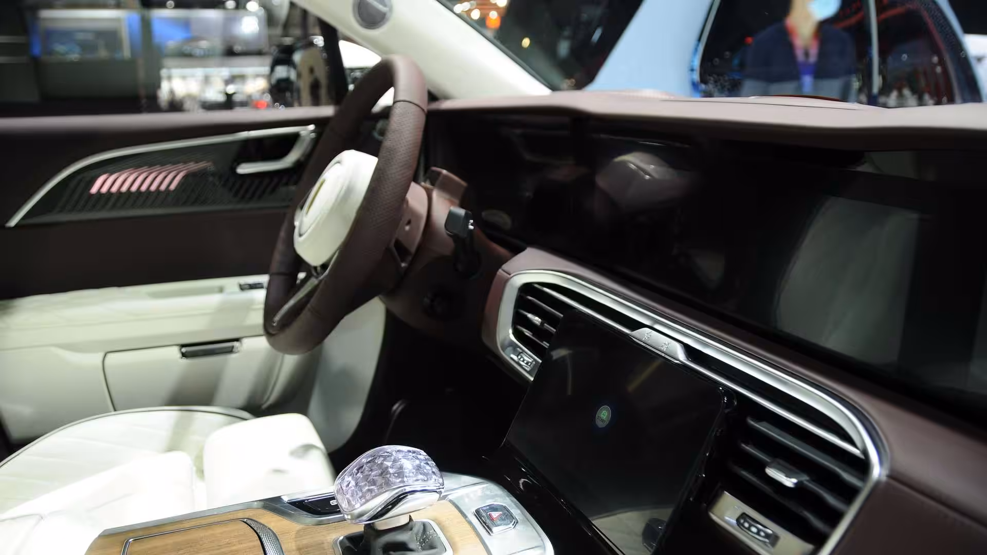 Číňania útočia na luxusný segment elektrickým klonom Rolls-Royce Cullinan