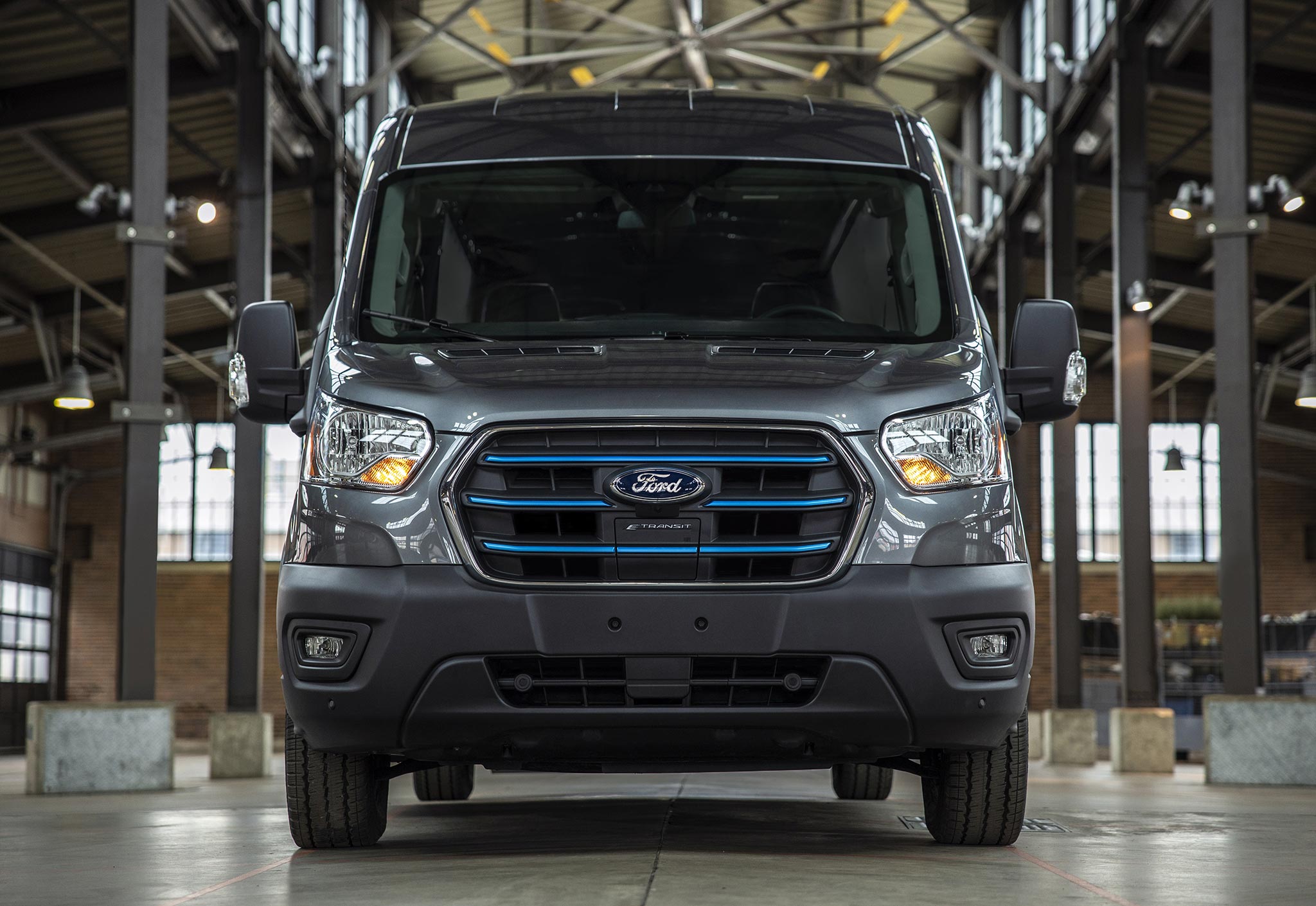 Ford vyrába populárnu dodávku E-Transit už aj v elektrine