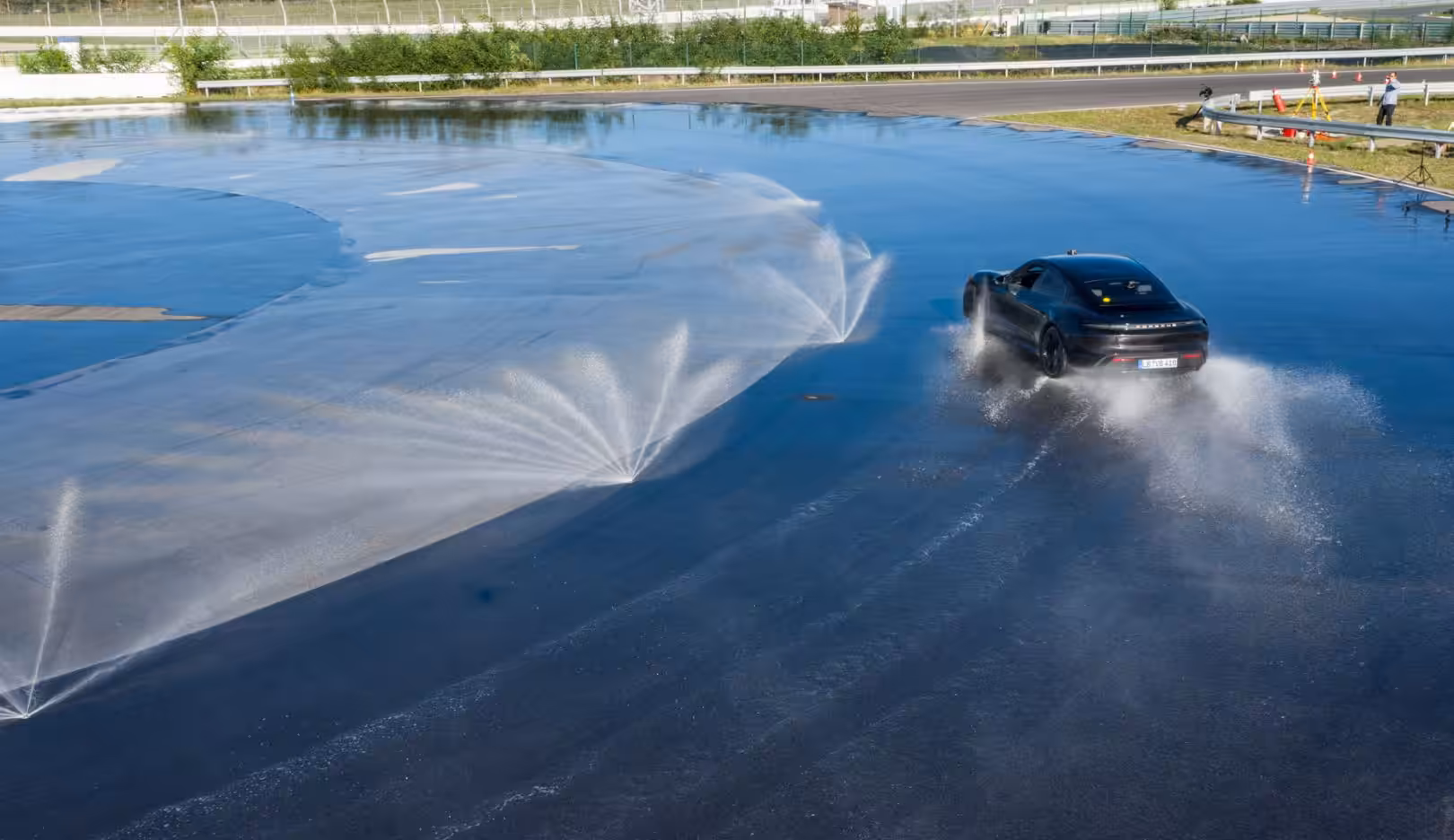 42 kilometrov v drifte? Porsche Taycan si vyslúžilo Guinessov rekord