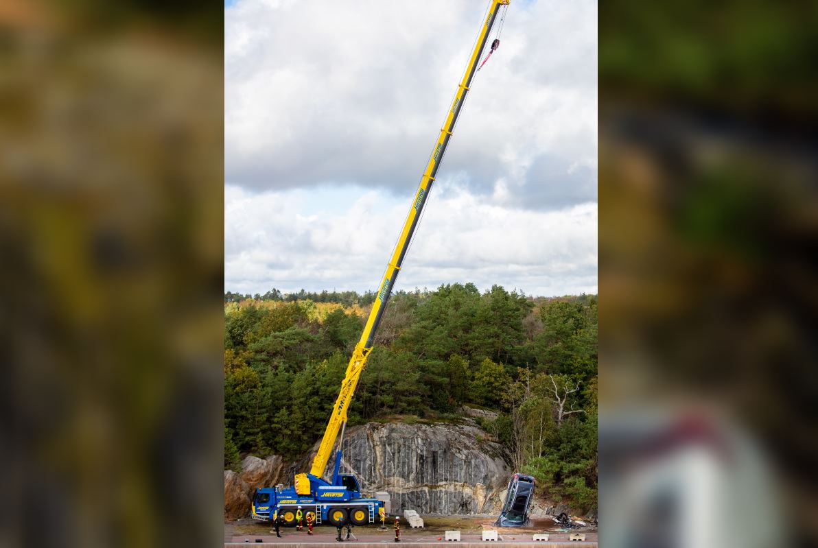 VIDEO Volvo zhodilo 10 automobilov z 30 metrovej výšky – kvôli bezpečnosti