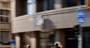 Dospelí cyklisti patria na cestu, detskí na chodník. Všetci však majú prednostne použiť cyklocestičky, ak sú také vyhotovené