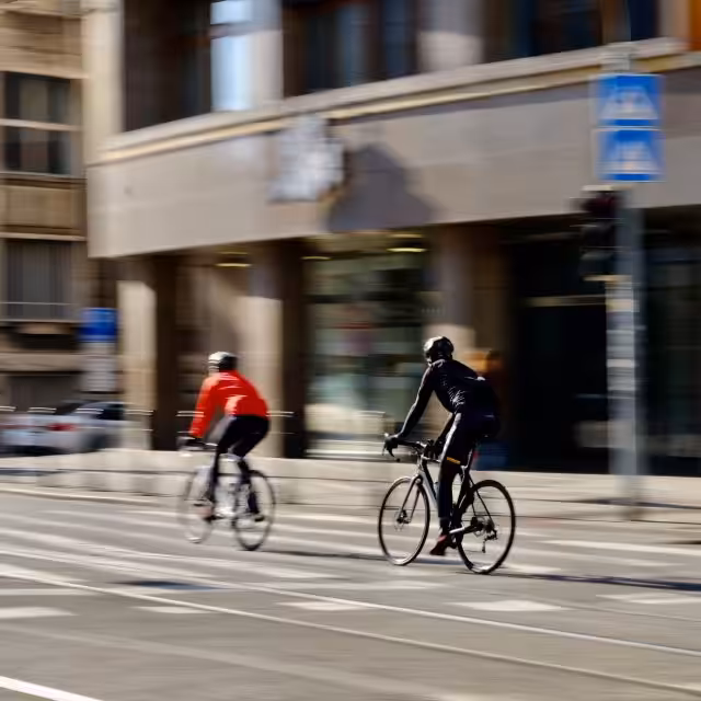Dospelí cyklisti patria na cestu, detskí na chodník. Všetci však majú prednostne použiť cyklocestičky, ak sú také vyhotovené