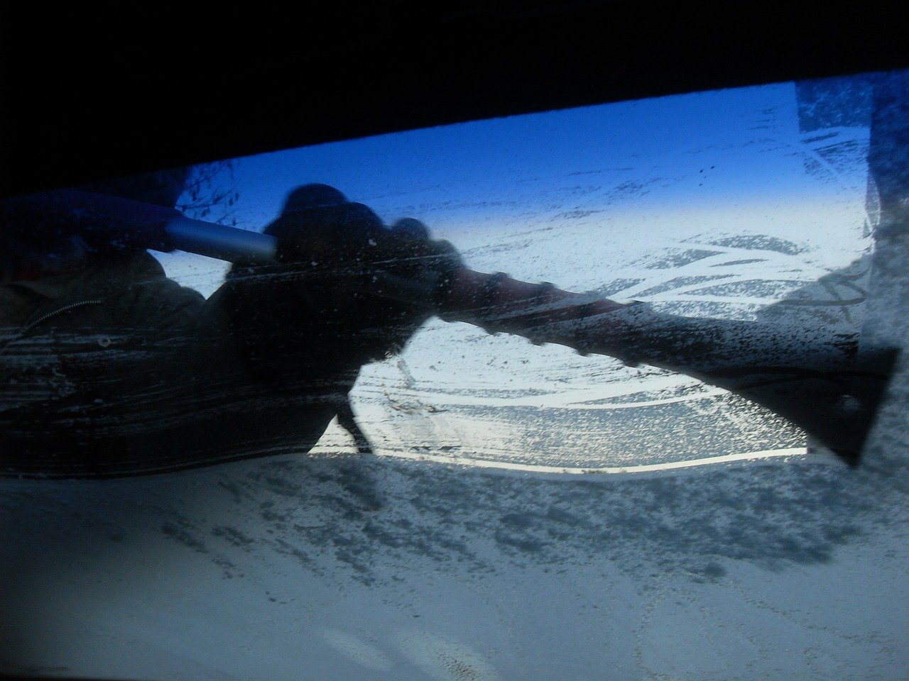 Nemáte chuť škrabať auto? Ktoré triky na zamrznuté okno fungujú najlepšie?